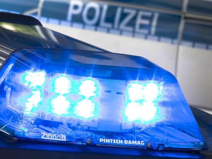 Ein Blaulicht leuchtet am Dach eines Polizeiwagens