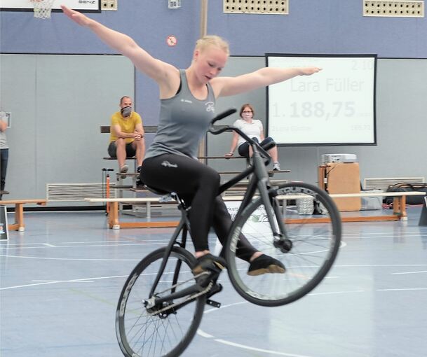 Lara Füller hat mit vier Jahren angefangen, Kunstrad zu fahren.