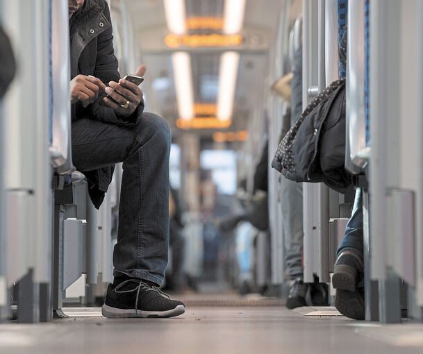 Passagiere sitzen in einer S-Bahn: Die Züge sind in der Krise so pünktlich unterwegs wie seit 2013 nicht mehr. Allerdings sind die Fahrgastzahlen im Coronajahr 2020 auch um mehr als 40 Prozent eingebrochen.Foto: Marijan Murat/dpa
