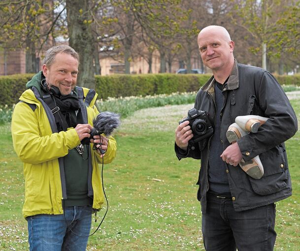 Unter Bäumen: Der Ludwigsburger Bassist Kurt Holzkämper (links) und der Stepptänzer und Fotograf Thomas Marek.Foto: Andreas Becker