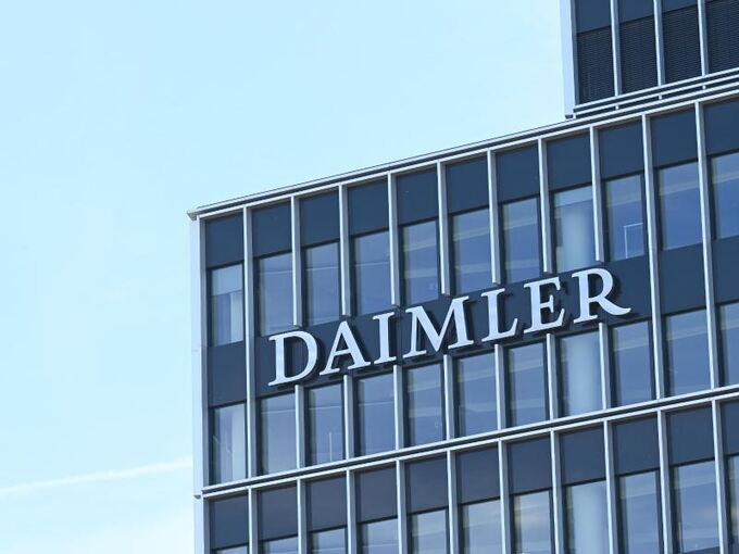 Das Daimler Firmenlogo ist zu sehen