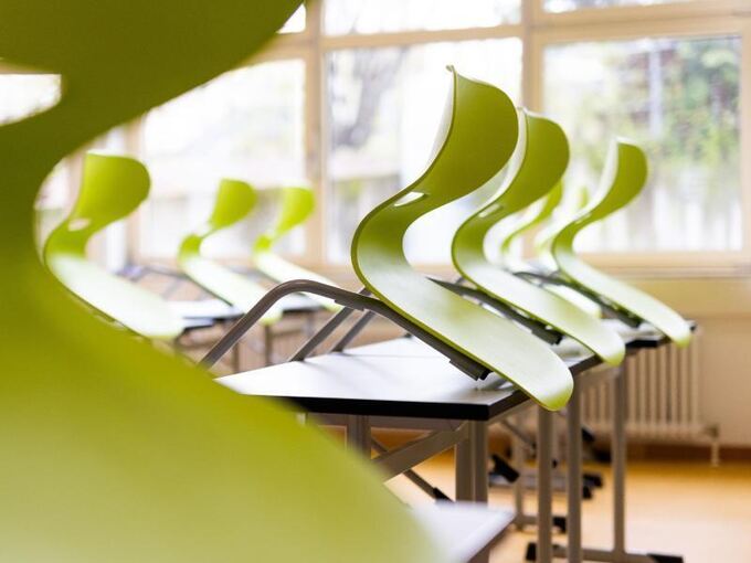 Stühle stehen auf Tischen in einem leeren Klassenzimmer