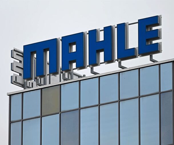 Das Mahle-Logo auf der Stuttgarter Firmenzentrale. Foto: Marijan Murat/dpa