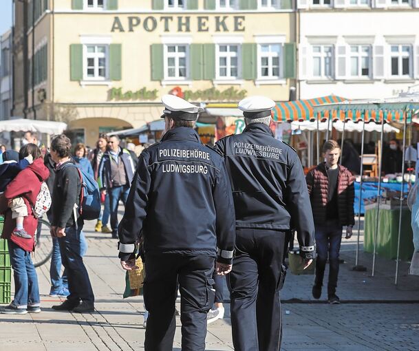 Streife des Kommunalen Ordnungsdienstes (städtische Polizeibehörde) auf dem Ludwigsburger Wochenmarkt. Archivfoto: Ramona Theiss
