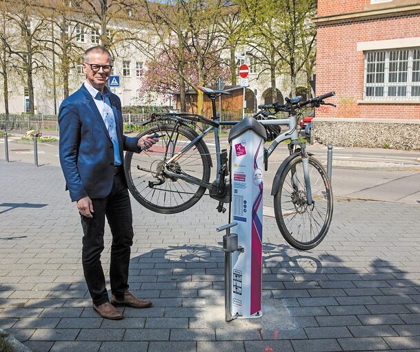 Bürgermeister Michael Ilk testet die Rad-Service-Station an der Ecke Alleenstraße/Seestraße. Foto: Stadt Ludwigsburg/p