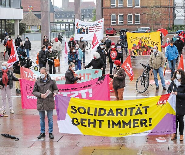 „Solidarität ist Zukunft“: Für mehr Zusammenhalt gehen Gewerkschaften, Parteien und Verbände auf die Straße. Fotos: Ramona Theiss