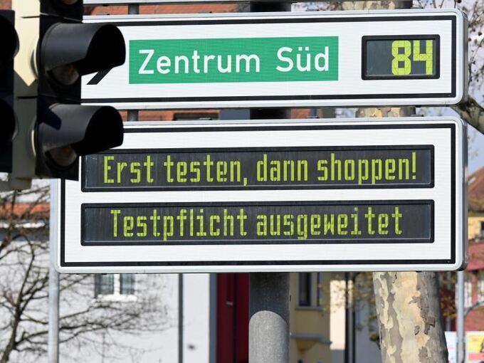 Hinweisschild zur Testpflicht in Tübingen