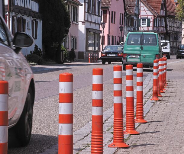 Die rund 200 orangefarbenen Poller in der Dorfstraße werden durch graue Poller ersetzt.Foto: Alfred Drossel