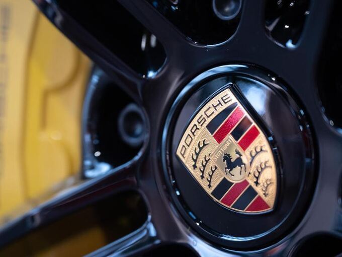 Das Logo des Autobauers Porsche ist auf einer Felge zu sehen