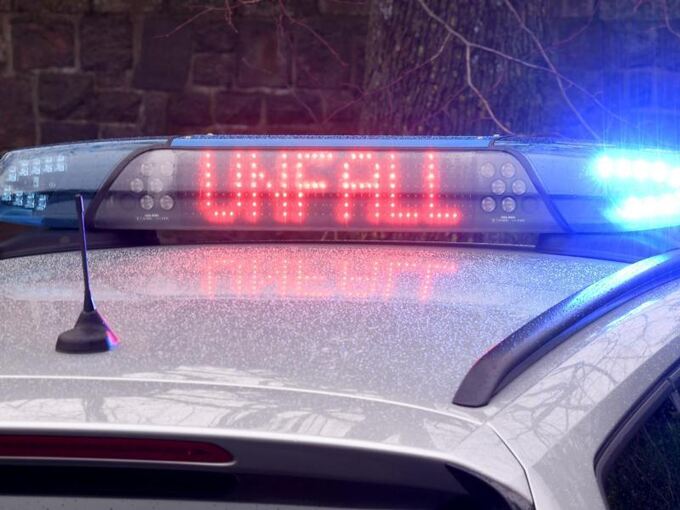 Die Leuchtschrift «Unfall» auf dem Dach eines Polizeiwagens