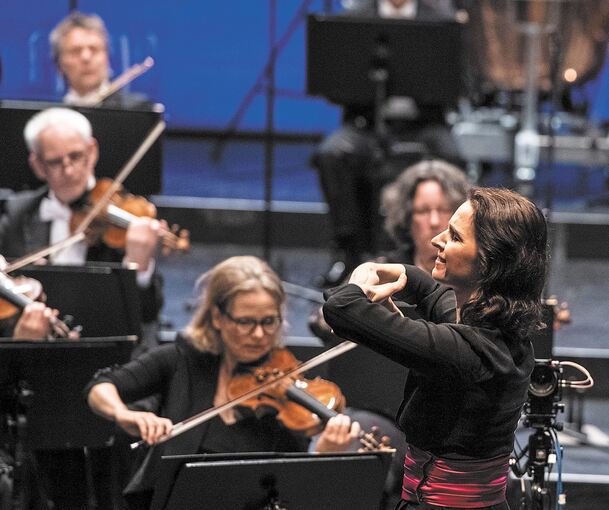 Auftakt mit Tests und Hygienekonzept: Oksana Lyniv dirigiert das Orchester der Ludwigsburger Schlossfestspiele bei der Generalprobe im Forum. Foto: Reiner Pfisterer/p