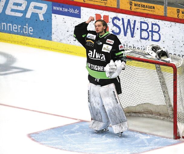 Nervenstark in den Play-offs: Bietigheims junger Torhüter Leon Doubrawa. Foto: Baumann