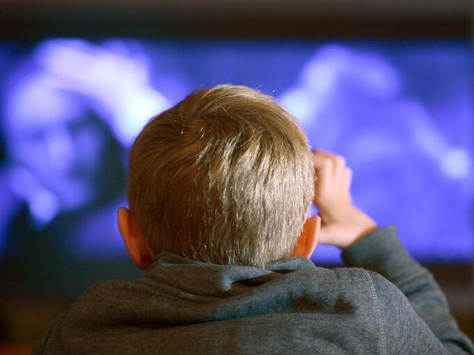 Ein Junge vor dem Fernseher