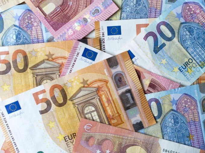 Euro-Geldscheine auf einem Tisch