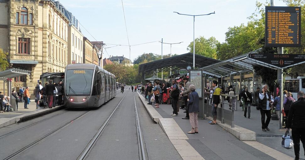 Eine Stadtbahn hält am Zentralen Omnibusbahnhof in Ludwigsburg: Ein Aktionsbündnis aus VCD, BUND und ADFC will die Niederflurzüge aus Markgröningen und Möglingen durch die Weststadt über eine neue Keplerbrücke in die Innenstadt führen. Fotomontage: W