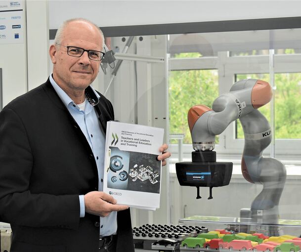 Schulleiter Stefan Ranzinger mit der OECD-Veröffentlichung, in der die Bietigheimer Lernfabrik vorgestellt wird. Foto: privat
