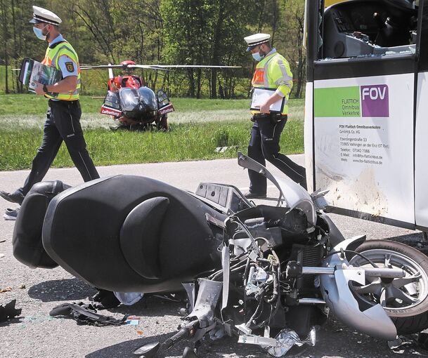 Beide Fahrer wurden bei dem Unfall zwischen Horrheim und Gündelbach verletzt. Foto: Alfred Drossel