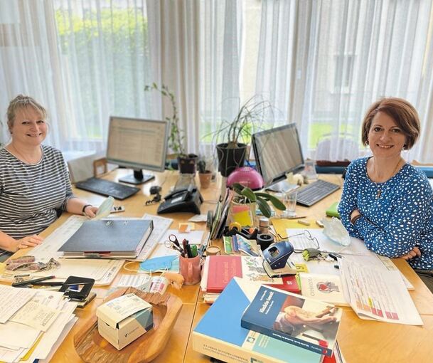 Britta Graf (links) und Sandra Metz-Höger in ihrem Büro. Foto: privat