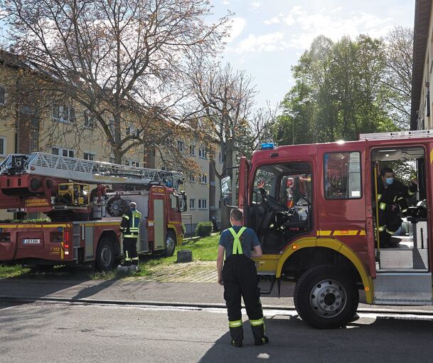 Die Feuerwehr war mit 40 Kräften vor Ort, um den Brand in dem Mehrfamilienhaus zu löschen. Fotos: Andreas Becker