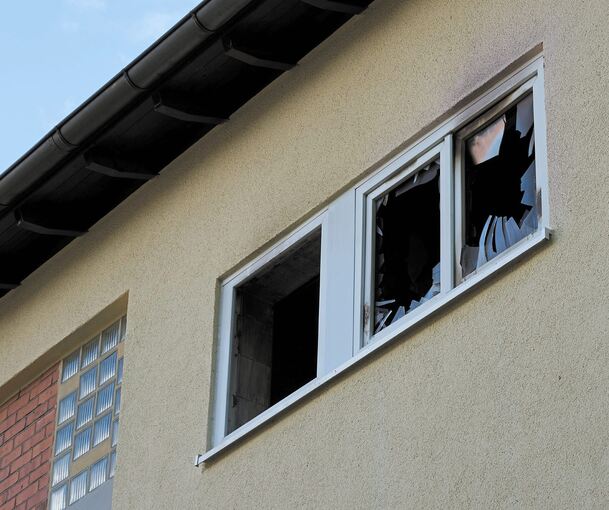 Die Feuerwehr war mit 40 Kräften vor Ort, um den Brand in dem Mehrfamilienhaus zu löschen. Fotos: Andreas Becker