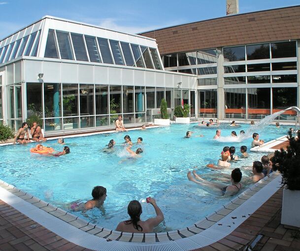 Das Freizeitbad verfügt auch über Schwimmmöglichkeiten außen.