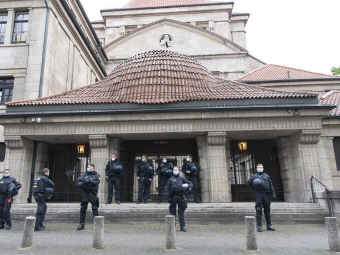 Polizei vor Synagoge