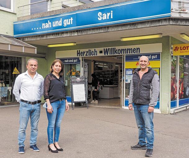 Nach 30 Jahren hört sie auf: Nurten Sari mit ihrem Mann Seref. Ab 29. Mai leitet Alexander Kaspert (rechts) den Laden und übernimmt damit seinen zweiten Nah und Gut. Mit seiner Frau Tabea betreibt er schon Lebensmittelgeschäft und Getränkehandel in d