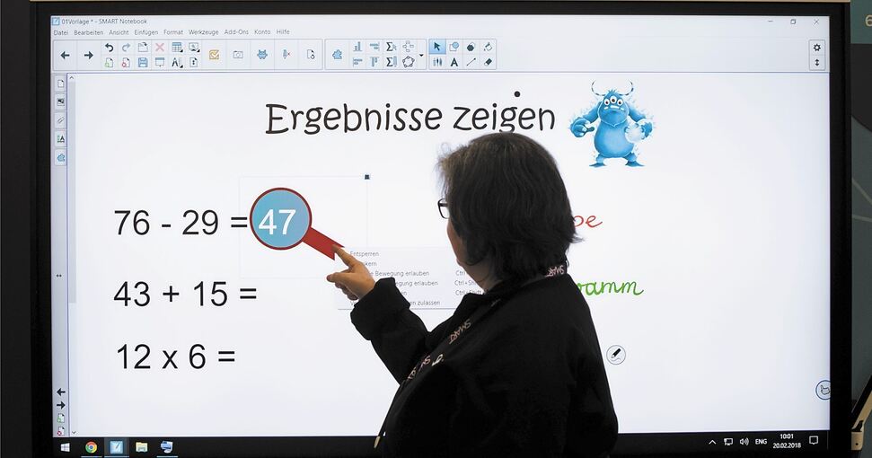 „Wie ein riesengroßes Tablet“: An der Grundschule in Schwieberdingen halten digitale Tafeln, wie hier in Hannover, Einzug in die Klassenzimmer. Foto: Julian Stratenschulte/dpa