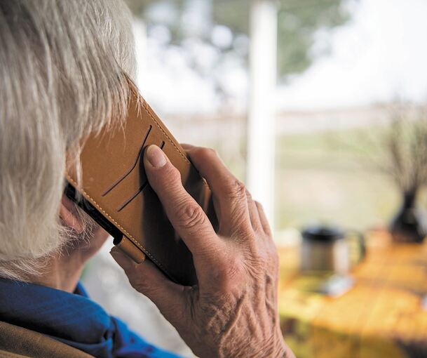 Die Telefonbetrüger haben es vor allem auf ältere Menschen abgesehen. Foto: S. Gollnow/dpa