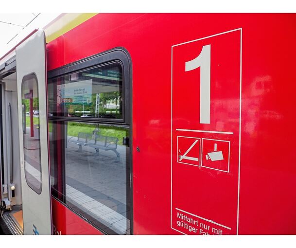 Eine S-Bahn kann am Haltepunkt Favoritepark nicht mehr rechtzeitig bremsen. Archivfoto: Holm Wolschendorf