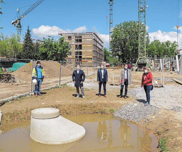 Von dem großen Speicher ist nur noch ein Einstiegsschacht für Kontrollgänge zu sehen. Franz Edel von den Stadtwerken, Achim Eckstein und Manuel Bezold von der WBL, Gerold Kohler von den Stadtwerken und Silke Bächtle von der WBL stellen den Eisspeiche