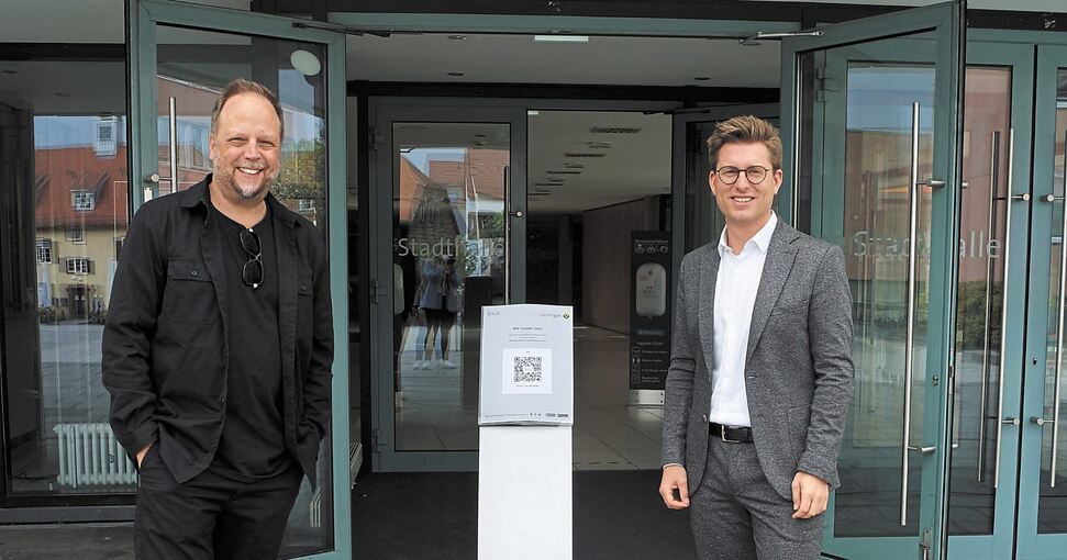 Smudo (links) zu Besuch beim Gerlinger Bürgermeister Dirk Oestringer. Gemeinsam nahmen die beiden dort diese Woche die Luca-App in Betrieb. Foto: Stadt Gerlingen (p)