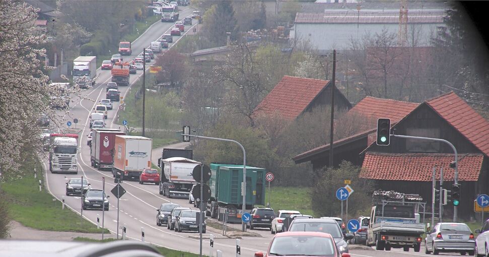 Der Verkehr quält sich auf der B 10 durch Enzweihingen – aber nicht mehr lange? Laut des Regierungspräsidiums soll 2023 mit dem Bau der Ortsumfahrung begonnen werden – so sieht es der jetzt erlassene Planfeststellungsbeschluss vor. Archivfoto: Alfred