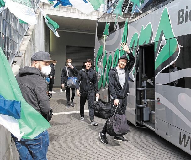 Die Mannschaft steigt in den Bus. Foto: Baumann
