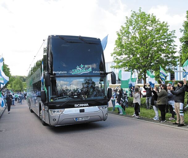 Die Fans eskortieren den Mannschaftsbus bei der Abfahrt nach Kassel. Foto: Baumann