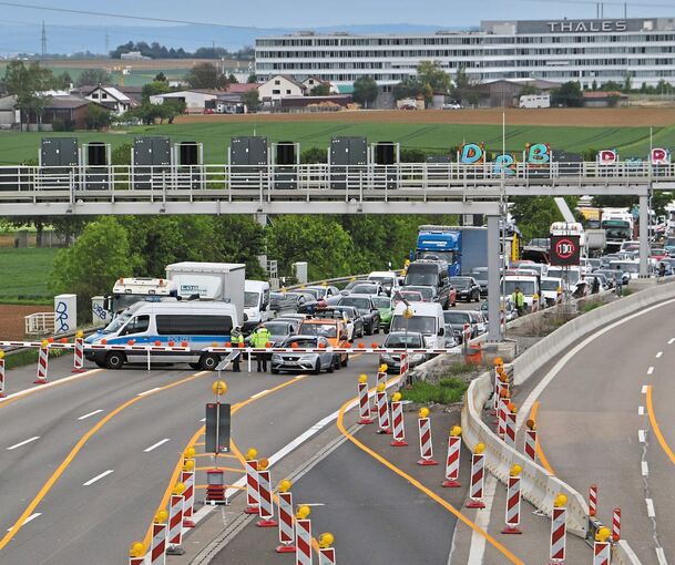 Mitten im Berufsverkehr wurde der Engelbergtunnel automatisch gesperrt, vor den Schranken staute sich der Verkehr. Foto: A. Rometsch