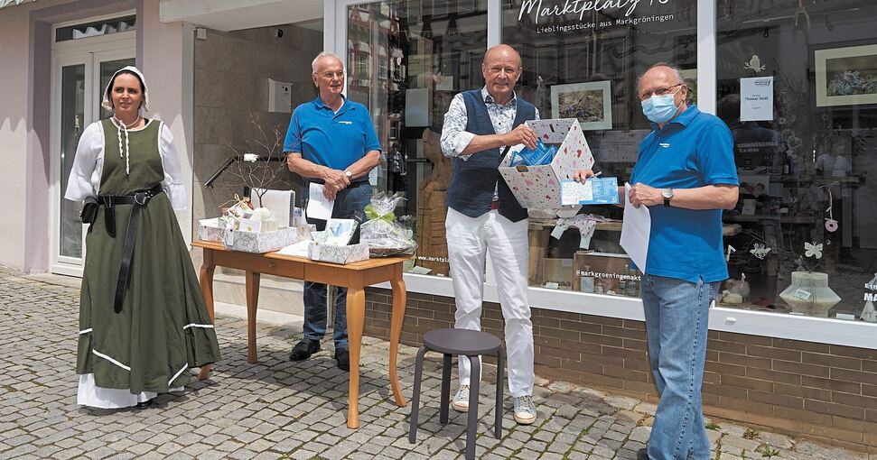 Bürgermeister Rudolf Kürner zog die Sieger bei der „Markgröninger Fensterschau“. Foto: Andreas Becker