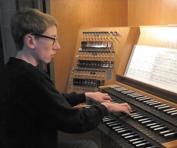 Oskar Javier Fromlowitz an der Orgel.Foto: privat