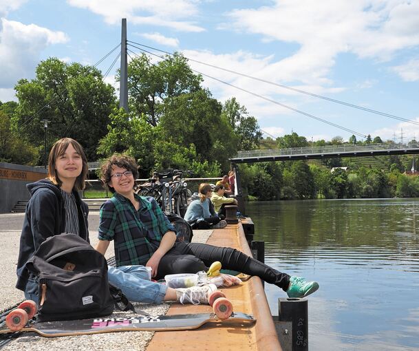 Entspanntes Picknick: Svenja und Leah genießen die Sonne am Neckar.