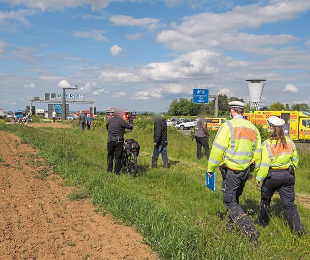 Polizisten auf dem Weg zu einigen Schaulustigen nahe der A 81.Foto: 7aktuell.de | Simon Adomat
