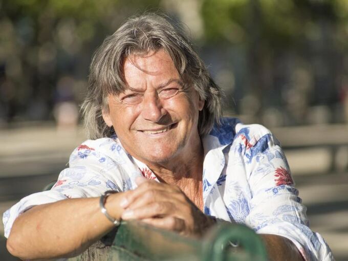 Schauspieler Herbert Herrmann sitzt auf einer Parkbank