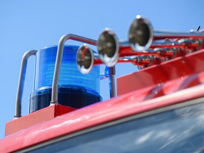 Das Blaulicht leuchtet auf einem Einsatzfahrzeug der Feuerwehr