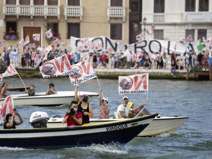 Protest gegen Kreuzfahrtschiff