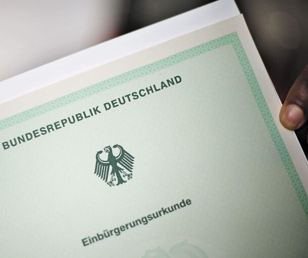 Deutlich weniger Menschen als in früheren Jahren haben 2020 im Landkreis Ludwigsburg ihre Einbürgerungsurkunde erhalten. Foto: Julian Stratenschulte/dpa