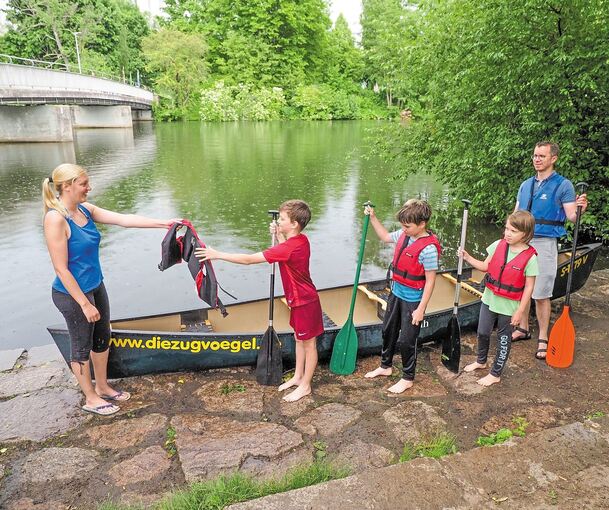 Bevor Familie Schaupp auf der Enz paddelt, erklärt Anna Bröll (links) die Verhaltensregeln und verteilt Schwimmwesten. Fotos: Holm Wolschendorf