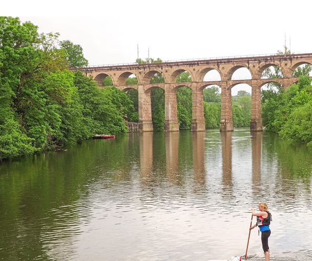 Beim Stand up Paddling Kurs kommt es auf Balance und das Finden der inneren Mitte an. Die Abkühlung findet mit einem Sprung ins Beim Stand up Paddling Kurs kommt es auf Balance und das Finden der inneren Mitte an. Die Abkühlung findet mit einem Sprung ins kalte Wasser statt.