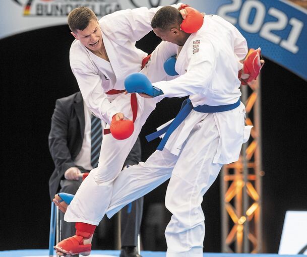 Jonathan Horne (rechts) lässt Ludwigsburgs Yannik Holzbaur im Finale keine Chance. Foto: Thissen/dpa