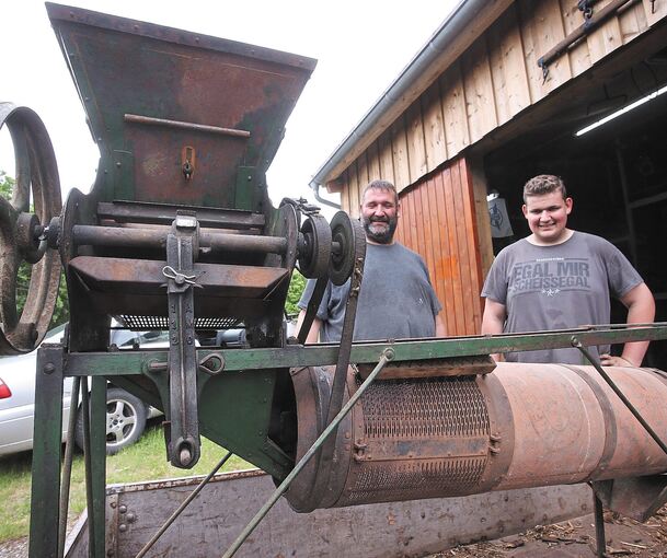Ein alter Getreidetrieur gehört neben rund 40 Stationärmotoren zur Sammlung von Marcus Weiberle und seinem Sohn Nick. Fotos: Alfred Drossel