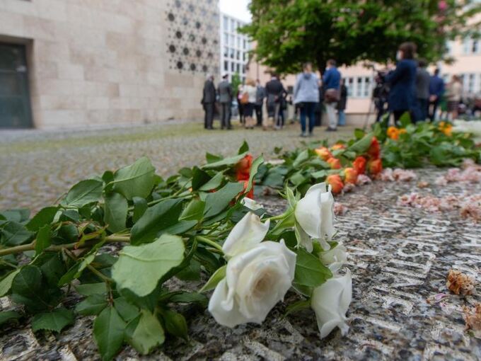 Vor der Synagoge in Ulm liegen am Holocaustdenkmal Blumen