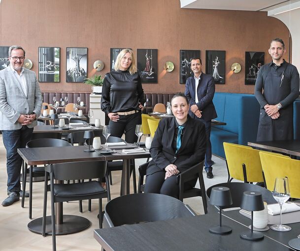 Freuen sich über die Neueröffnung des Restaurants Danza im Forum (von links): Andreas Müller (Geschäftsführer Better Taste GmbH), Betriebsleiterin Cindy Volkmer, Elmar Kunz (Tourismus & Events), Küchenchef Raoul Traube und Restaurantleiterin Karolin